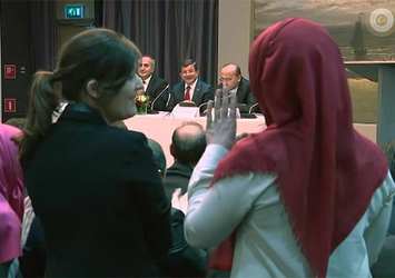 Başbakan Davutoğlu'ndan işitme engelli genç kıza destek sözü