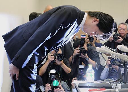 Japonya'da eşini aldatan milletvekili istifa etti - 1