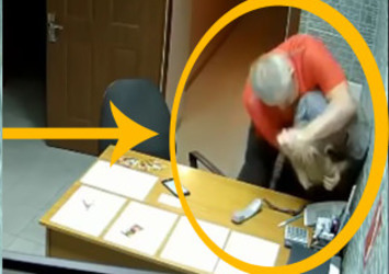 Saunada sinirlenen adam, görevli kadını darp etti