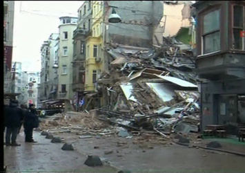 İstanbul’da bina çöktü