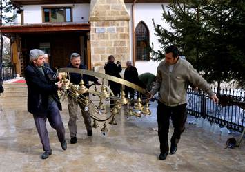 Camideki avize cemaatin üzerine düştü: 3 yaralı