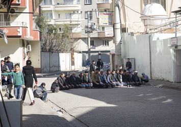 Cizre'de "cuma namazı" sokakta kılındı