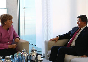 Başbakan Davutoğlu, Merkel ile telefonda görüştü