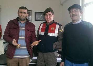 Yolda bulduğu altınları jandarmaya teslim etti