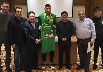 Burak Yılmaz yeni formasıyla poz verdi