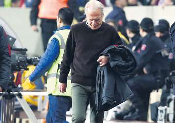 Mustafa Denizli topun ağzında
