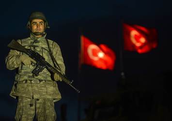 Üç tugay asker sınırda teyakkuzda!