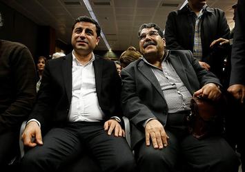 Kandan beslenenler Atina'da kol kola