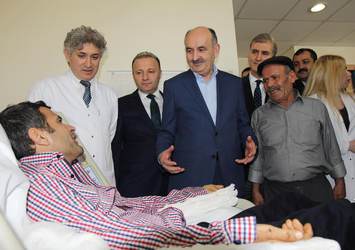 Çift kol nakli yapılan hastaya Bakan ziyareti