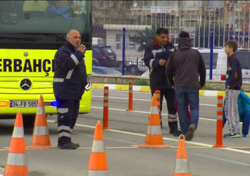 Taraftar Fenerbahçe otobüsünü durdurdu