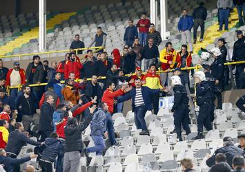 Taraftarlar basın tribününe saldırdı