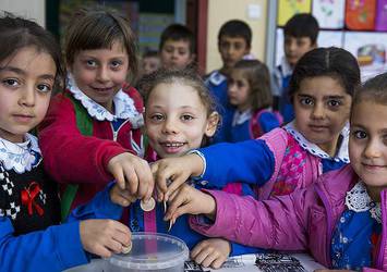 Minik öğrencilerin 'çikolata parası' Suriyeli kardeşlerine
