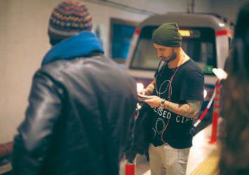 Metrobüste kaç kitap devirdim bir bilsen!
