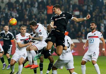 Beşiktaş maç eksiğine rağmen liderliğe yükseldi