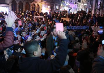 Taraftarlardan 'kırmızı kartlı' protesto