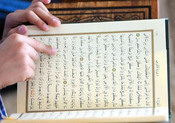 İsveç'te Kur'an-ı Kerim okuyan yolcuya suçlu muamelesi