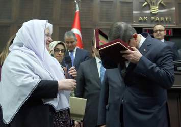 Başbakan'a tarihi Kur'an-ı Kerim hediye ettiler