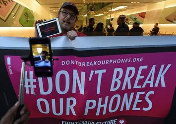 FBI önünde Apple’a destek gösterisi