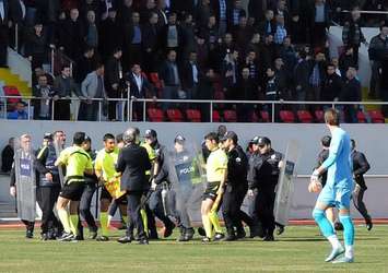 Taraftar sahaya girdi, maç yarıda kaldı