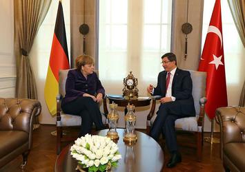 Başbakan Davutoğlu ile Merkel telefonda görüştü
