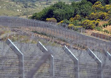 Macaristan sınırlarını demir ağlarla örüyor!