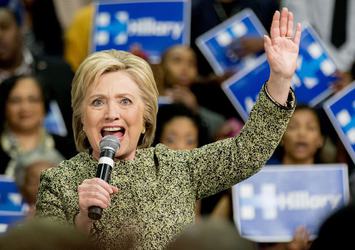 Hillary Clinton ezdi geçti