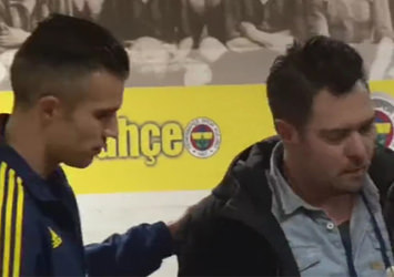 Muhabir, Van Persie ile röportaj esnasında fenalaştı