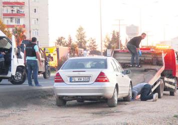 Alman plakalı araçtan bomba çıktı!
