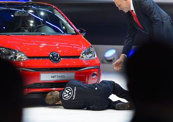 Volkswagen'e Cenevre Otomobil Fuarı'nda kötü sürpriz