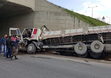 Freni boşalan kamyon köprü duvarına çarptı