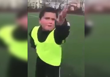 Küçük futbolcunun hakeme penaltı isyanı