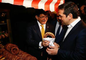 Davutoğlu Çirpas'a simit ikram etti