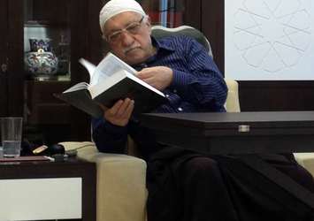 Kuran'a el bastırıp soruları çaldılar