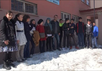 Öğrenciler için hayalinden vazgeçti