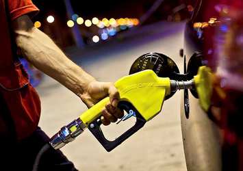 Benzin ve motorine bu gece yarısından itibaren zam geliyor