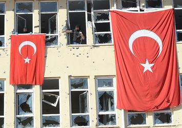 Teröristlerin kullandığı binalara Türk bayrağı asıldı