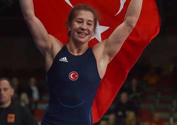 Avrupa Güreş Şampiyonası'nda Rus rakibini yenen Adar'dan altın madalya