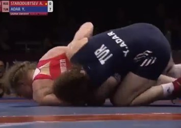 Rus rakibini yerden yere vurdu