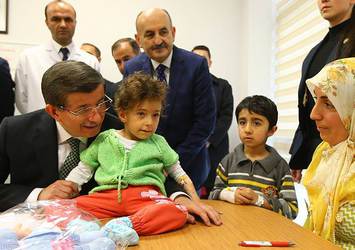 Başbakan Davutoğlu hasta çocukları ziyaret etti