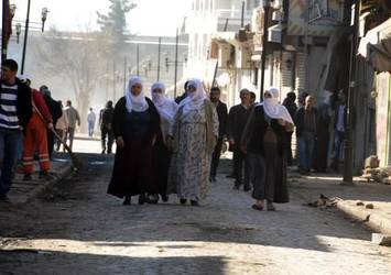 Sur'un 1 mahallesinde yasak kalktı, vatandaşlar akın etti