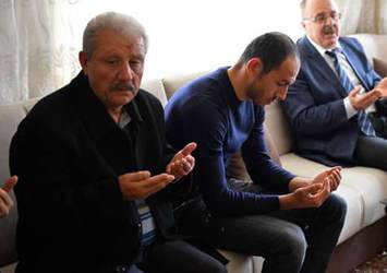 Umut Bulut baba evinde taziyeleri kabul etti