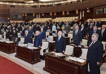 Azerbaycan Milli Meclisi'nde terör saldırısında hayatını kaybedenler için saygı duruşu