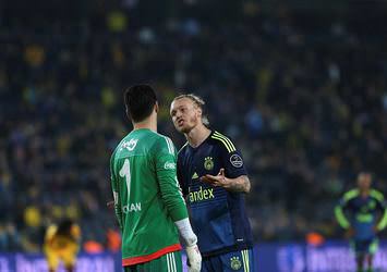 Simon Kjaer, takım arkadaşlarını fırçalıyor