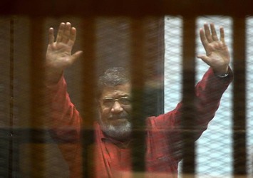 Mursi'nin duruşması ertelendi