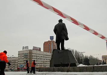 Ukrayna’nın en büyük Lenin heykeli söküldü
