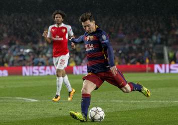 Messi'nin şutunda kadın taraftarın el bileği kırıldı