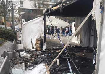 Skandal çadırın başına bir de polis diktiler