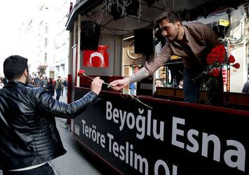 Beyoğlu'nda teröre karanfilli tepki