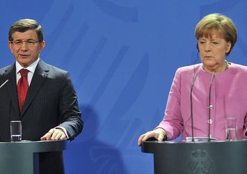 Davutoğlu ile Merkel terör saldırılarını görüştü