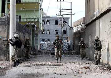 Çatışmada ölen kadın teröristin babasından Valiye teşekkür ziyareti